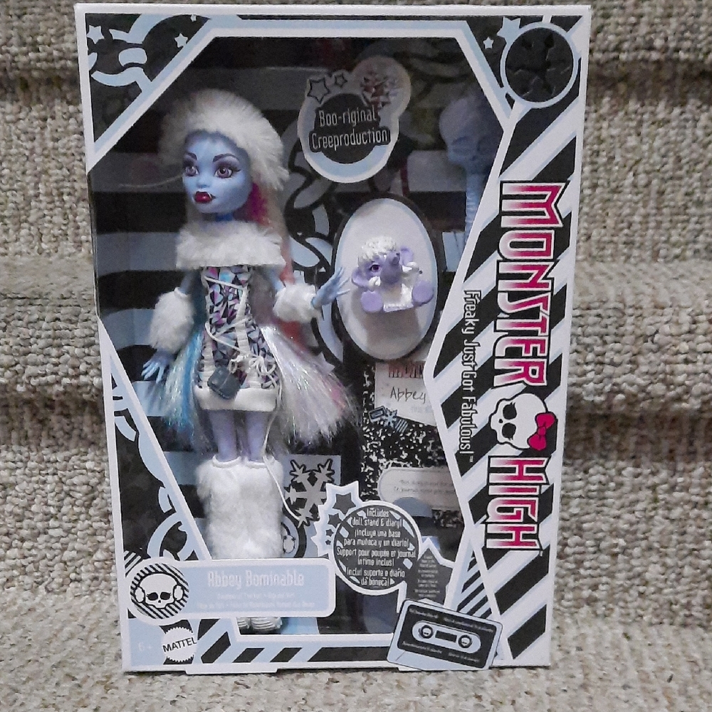 Monster High Abbey Bominable with Blue and White Outfit